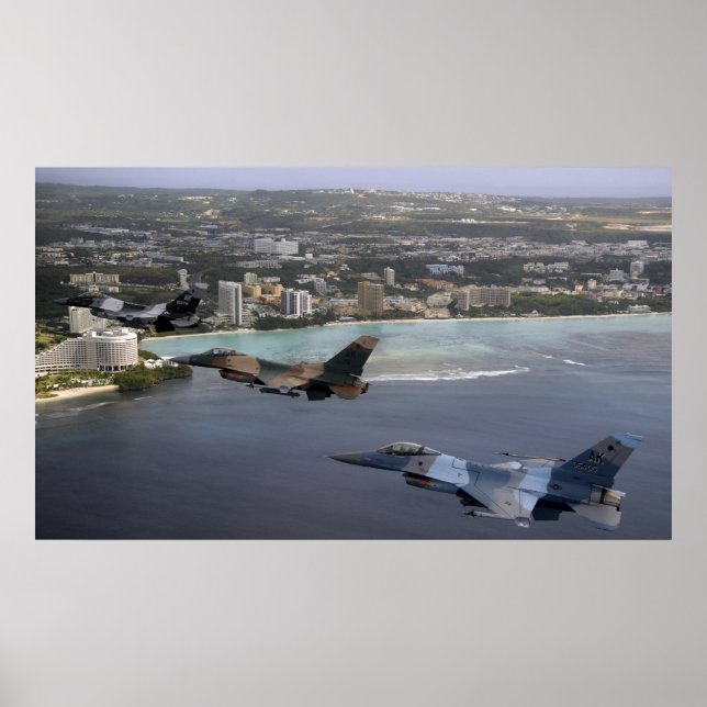 Tre F-16 Fighting Falcons flyger i bildningen Poster (Framsidan)