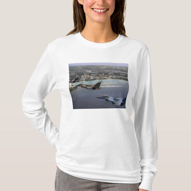 Tre F-16 Fighting Falcons flyger i bildningen T-shirt (Framsida)