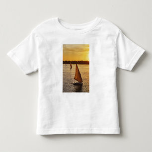 Tre falukas med sightseeingspassagerare på Nilen v T-shirt