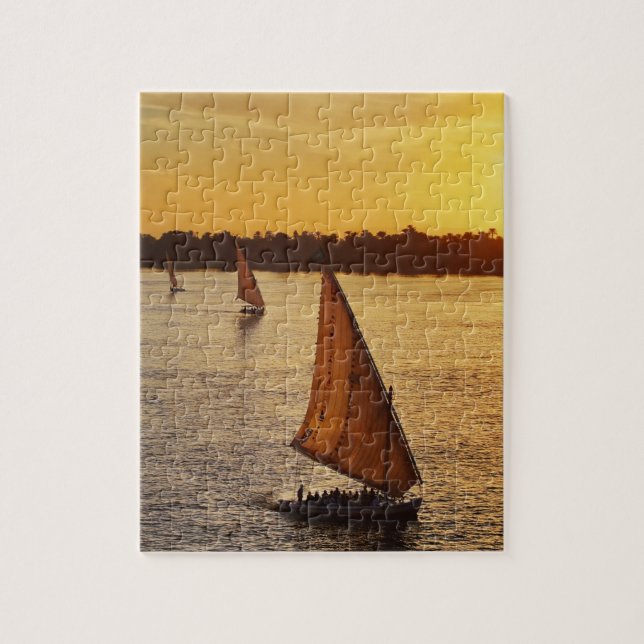 Tre falukas med sightseers på Nile River vid Pussel (Vertikal)