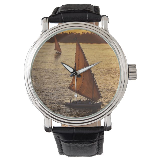 Tre falukas med syndare på Nile River på Armbandsur (Framsida)