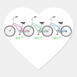 Tre färgcyklar med ord Bike! Hjärtformat Klistermärke