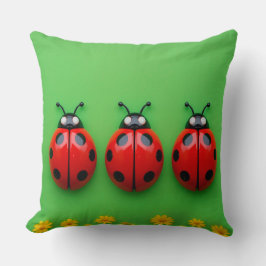 Tre färgglada nyckelpigor på grön bakgrund kudde