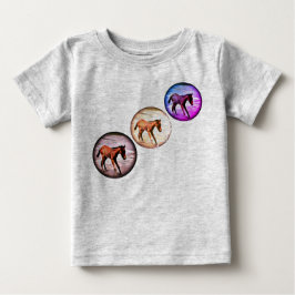 Tre färgstarka tidningar i havet, lekande söta t-shirt
