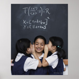 Tre flickor i klassrumsviskning poster