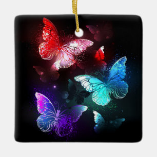 Tre Glowing Butterflies på nattbakgrund Julgransprydnad Keramik