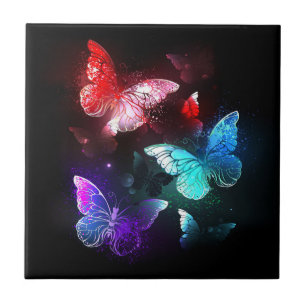 Tre Glowing Butterflies på nattbakgrund Kakelplatta
