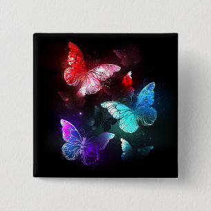 Tre Glowing Butterflies på nattbakgrund Knapp