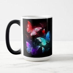 Tre Glowing Butterflies på nattbakgrund Magisk Mugg