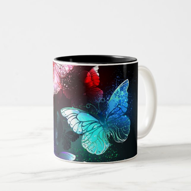 Tre Glowing Butterflies på nattbakgrund Två-Tonad Mugg (Framsida höger)