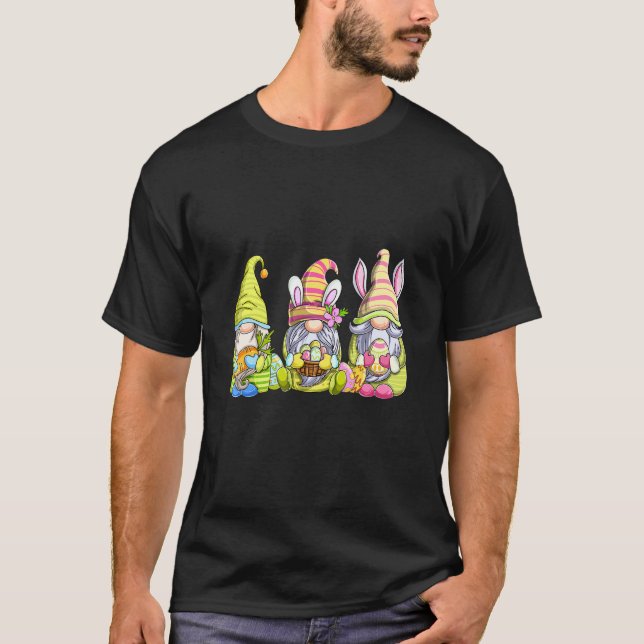 Tre Gnome Påsk Cute Bunny Egg Hunting Lycklig Ea T Shirt (Framsida)