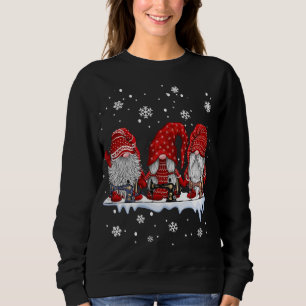 Tre gnomer som sys och avger julklapp t shirt