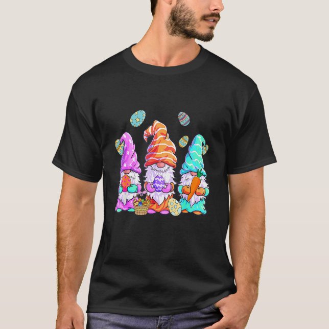 Tre Gnomes Bunny Eggs Basket Cute Påsk T Shirt (Framsida)