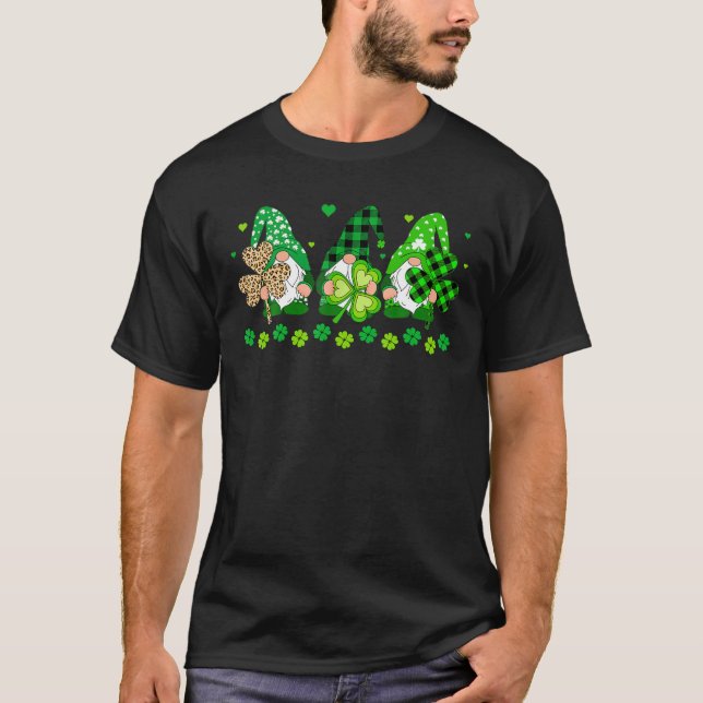 Tre Gnomes Holding Shamrock Leopard Play St Pat T Shirt (Framsida)
