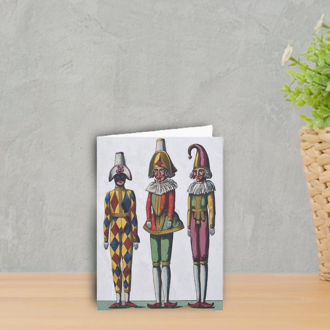 Tre gyckelmakare noterar kortet kort (Three Dolls in colourful Jester outfits with hats on grey notecards.)