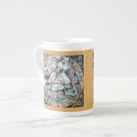 Tre harar, kanin fyra sjöar Guld Benporslin Mugg<br><div class="desc">En vacker och komplicerad utformning, som ursprungligen var handmålad och glaserad på keramiska plattor, skildrar ett traditionellt motiv - tre kaniner eller harar som bara delar tre öron och jagar varandra i en cirkel. Var och en av de fyra hörnen har blommor och vegetation som påträffas under en av de...</div>
