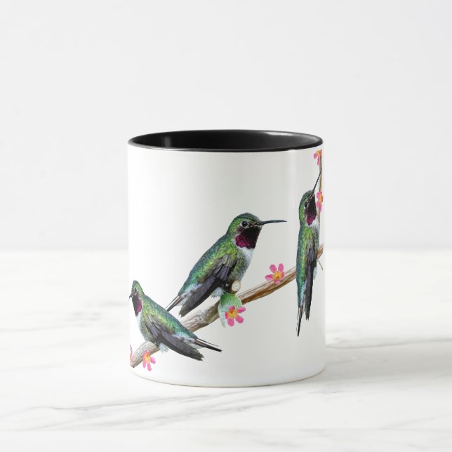 Tre Hummingbird på gren av en blomma Mugg (Center)