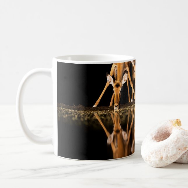 Tre impalor dricker tillsammans på natten kaffemugg (Med munk)