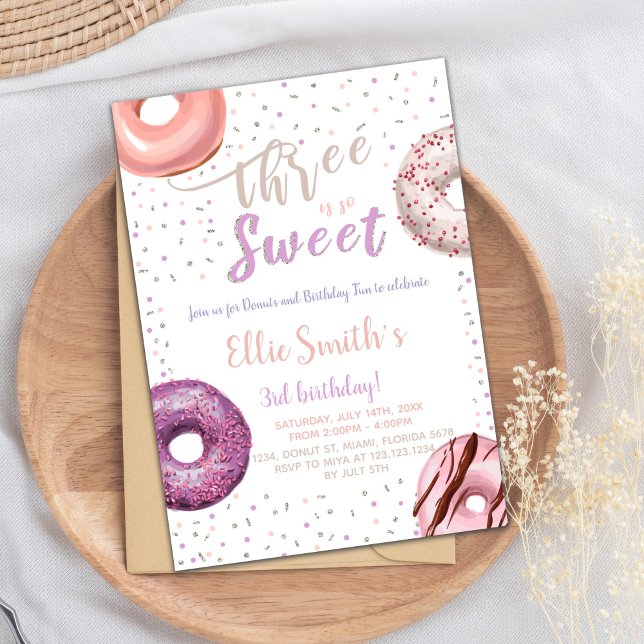 Tre inbjudningar till dagsläggning: (Three Sweet Donut Birthday Invitations)