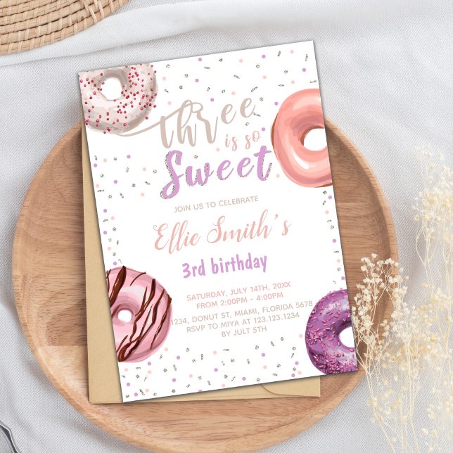 Tre inbjudningar till Rosa Donut-födelsedagen (Three Sweet Pink Donut Birthday Invitations)