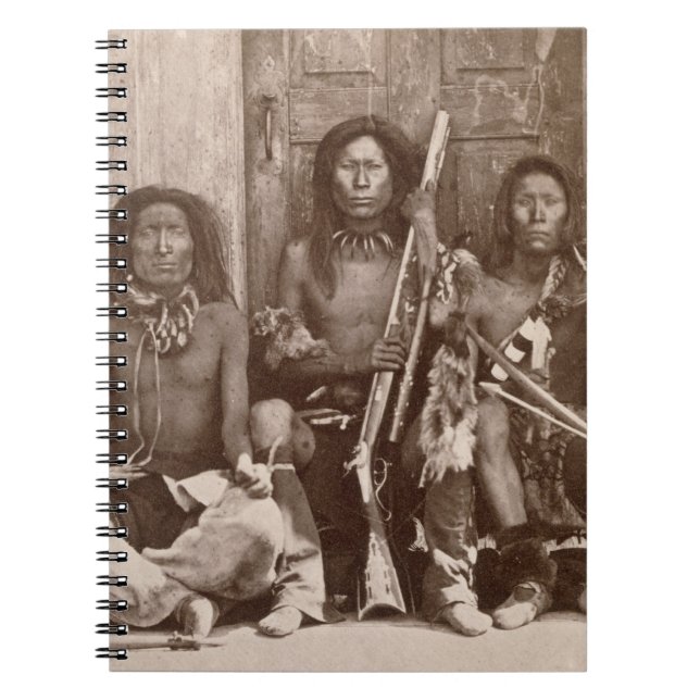 Tre indiska indiankrigare som fotograferas av anteckningsbok med spiral (Framsidan)