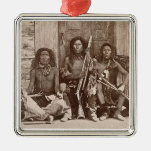 Tre indiska indiankrigare som fotograferas av julgransprydnad metall