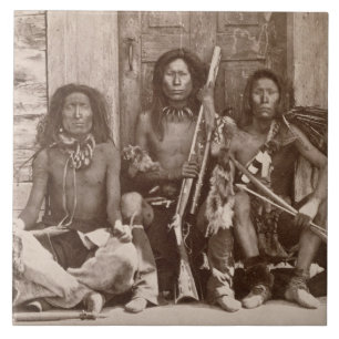 Tre indiska indiankrigare som fotograferas av kakelplatta