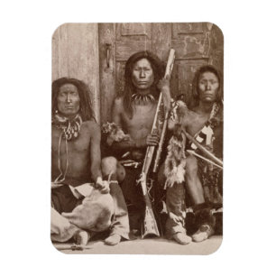 Tre indiska indiankrigare som fotograferas av magnet