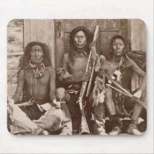 Tre indiska indiankrigare som fotograferas av musmatta