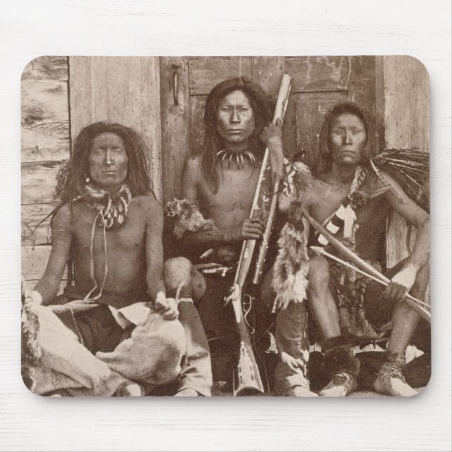 Tre indiska indiankrigare som fotograferas av musmatta (Framsidan)