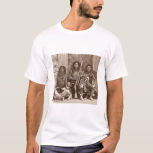 Tre indiska indiankrigare som fotograferas av t shirt