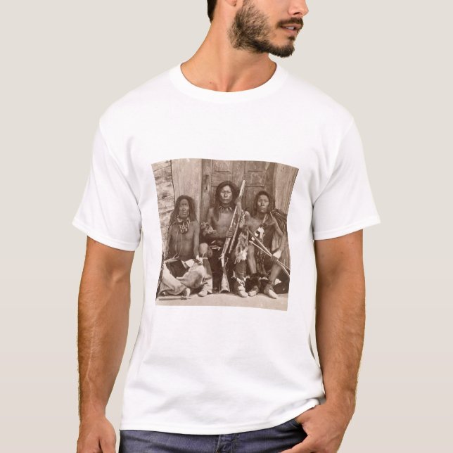 Tre indiska indiankrigare som fotograferas av t shirt (Framsida)