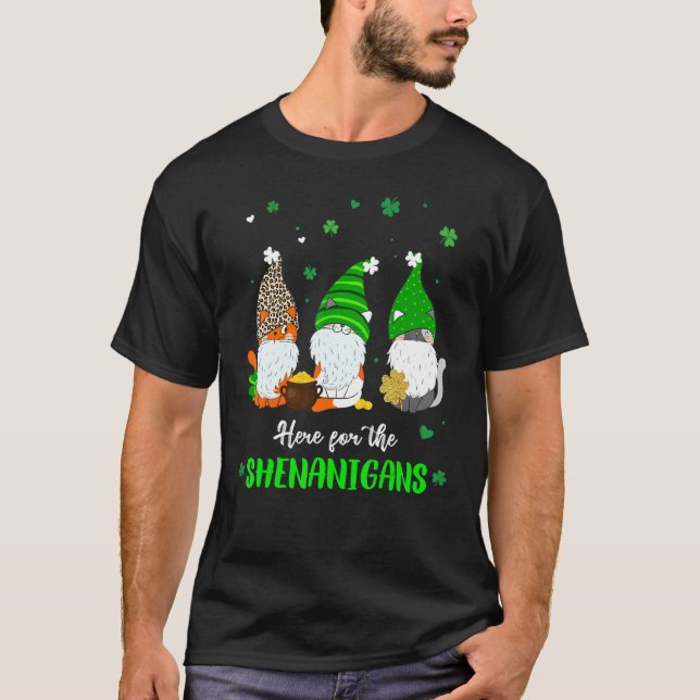 Tre irländska tomtar St Patricks Day här för henne T Shirt (Framsida)
