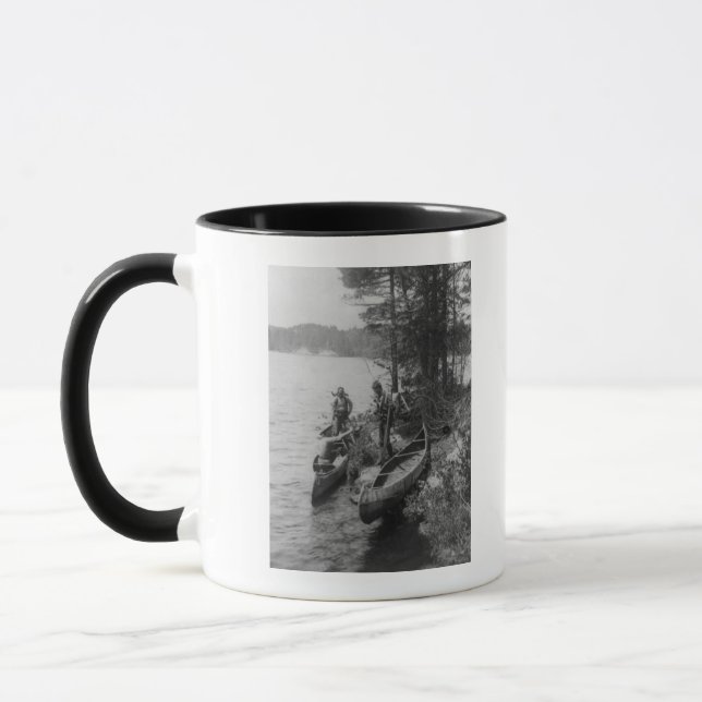 Tre jägare med Canoes i Shore Mugg (Vänster)