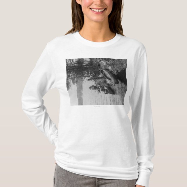 Tre jägare med kanoter på kusten fotograferar tee shirt (Framsida)