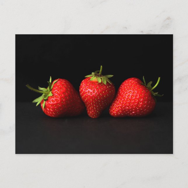 Tre jordgubbar på Black pccnm Vykort (Framsida)