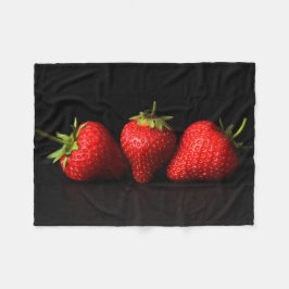 Tre jordgubbar på svart bcnm fleecefilt