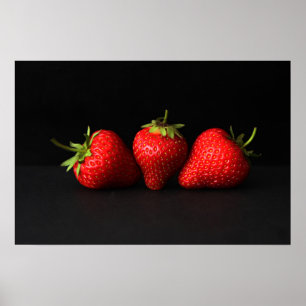 Tre jordgubbar på svart wapcna poster