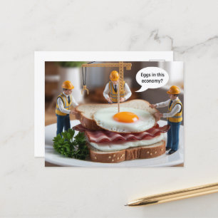 Tre konstiga byggarbetare Skapar en sandwich Vykort