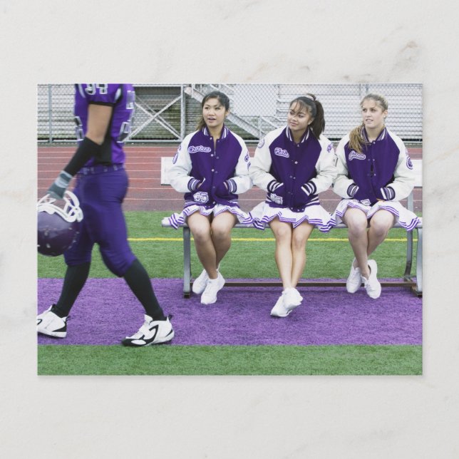 Tre kvinnliga filmledare (16-18) tittar på vykort (Framsida)