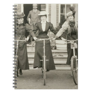 Tre kvinnor på cyklar, tidiga 1900s (b-/wfotoet) anteckningsbok