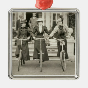 Tre kvinnor på cyklar, tidiga 1900s (b-/wfotoet) julgransprydnad metall