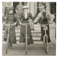 Tre kvinnor på cyklar, tidiga 1900s (b-/wfotoet)