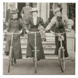 Tre kvinnor på cyklar, tidiga 1900s (b-/wfotoet) kakelplatta