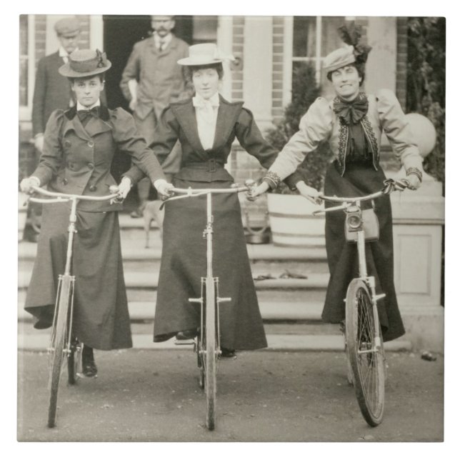 Tre kvinnor på cyklar, tidiga 1900s (b-/wfotoet) kakelplatta (Framsidan)