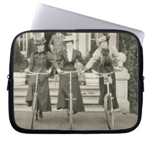 Tre kvinnor på cyklar, tidiga 1900s (b-/wfotoet) laptop fodral