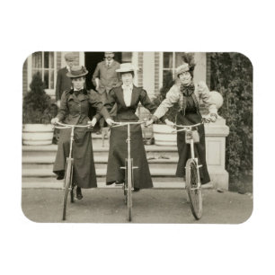 Tre kvinnor på cyklar, tidiga 1900s (b-/wfotoet) magnet