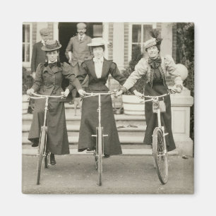 Tre kvinnor på cyklar, tidiga 1900s (b-/wfotoet) magnet