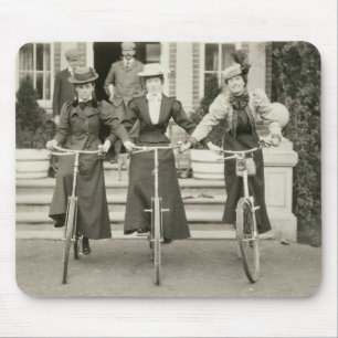 Tre kvinnor på cyklar, tidiga 1900s (b-/wfotoet) musmatta