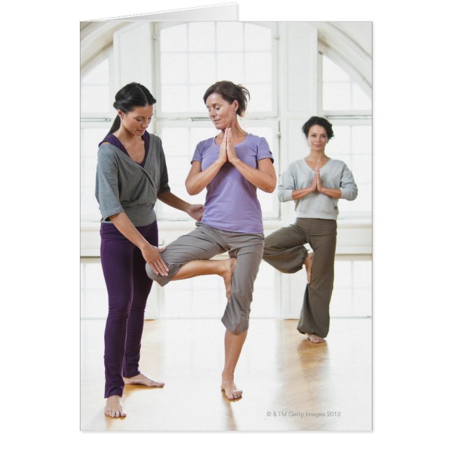Tre kvinnor som utövar yoga hälsningskort (Framsidan)